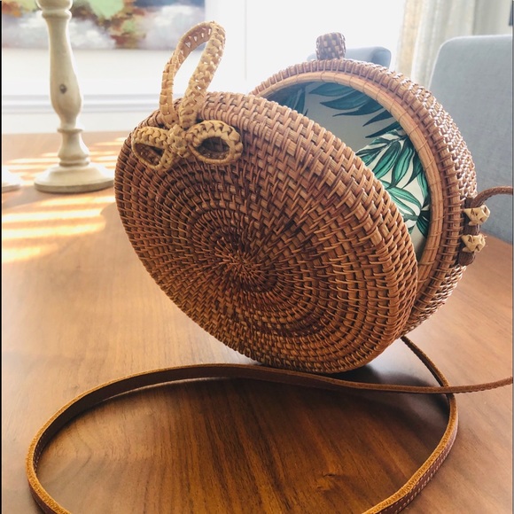 Handbags - Round wicker crossbody bag